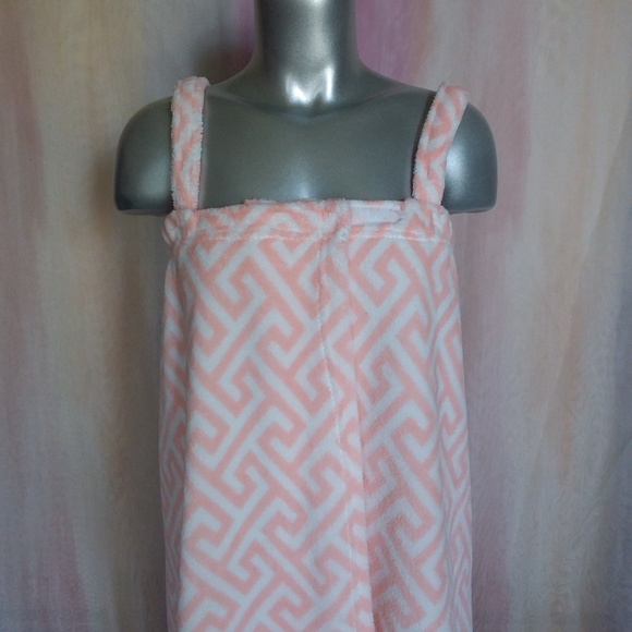 Adrienne Vittadini Shower Wrap - Picture 6 of 8